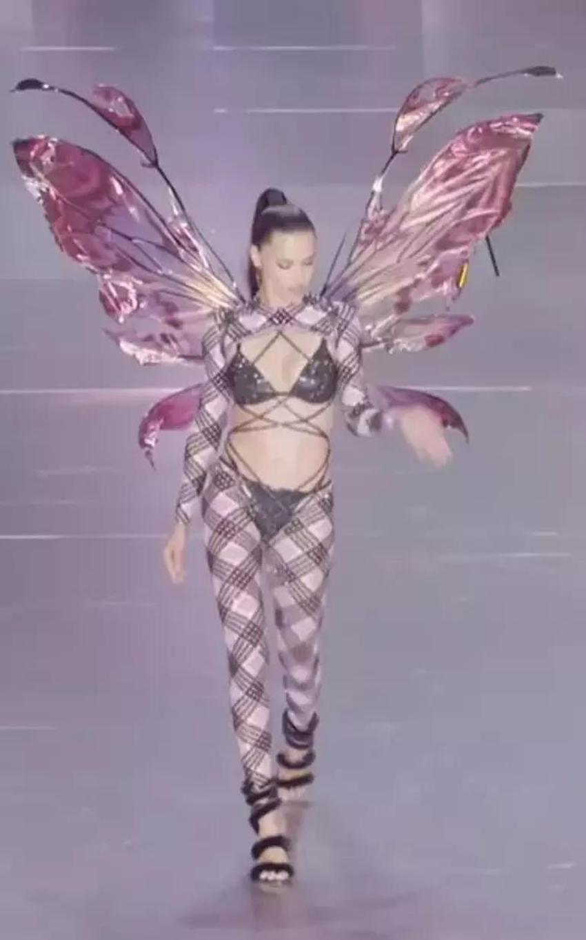 Adriana Lima yıllar sonra podyumda! Kusursuz fiziğiyle göz kamaştırdı
