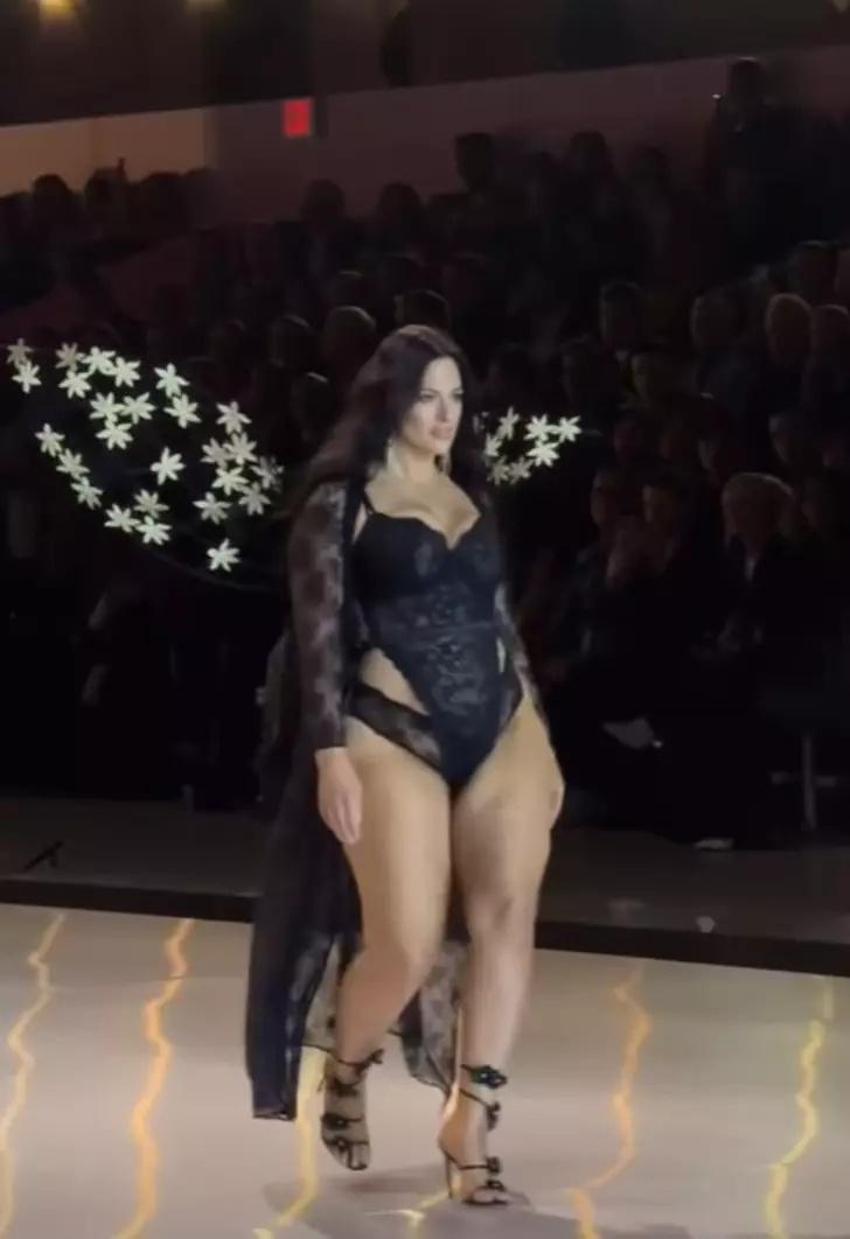 Dünyanın en seksi kadını Ashley Graham podyumda yürüdü! 