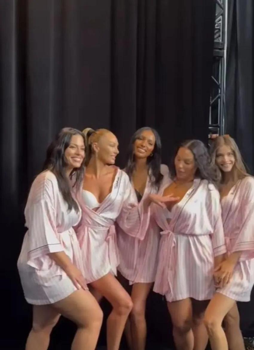 Dünyanın en seksi kadını Ashley Graham podyumda yürüdü! 