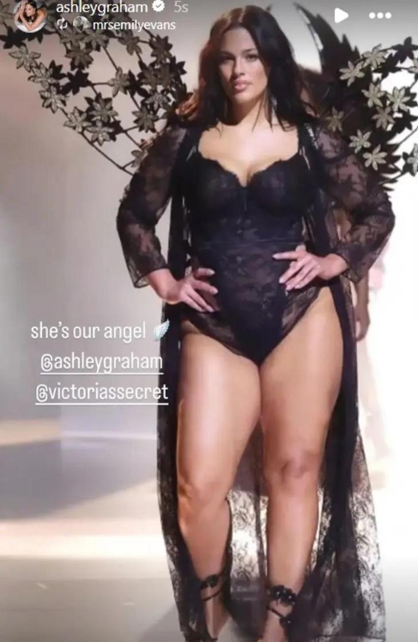 Dünyanın en seksi kadını Ashley Graham podyumda yürüdü! 