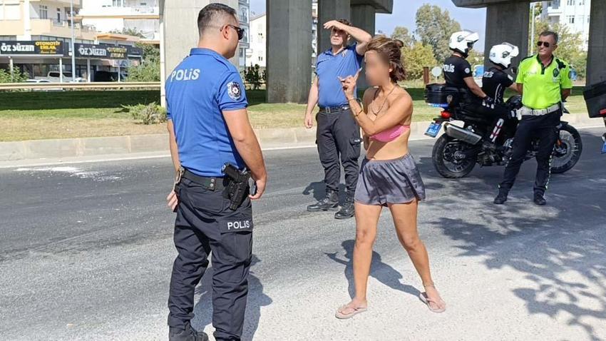 Antalya'da bikinili kadın ortalığı birbirine kattı! "Turistim ben"