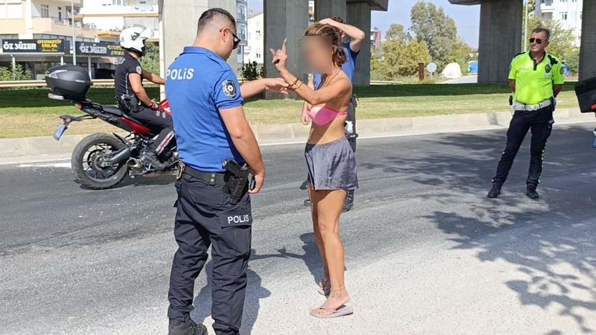 Antalya'da bikinili kadın ortalığı birbirine kattı! "Turistim ben"