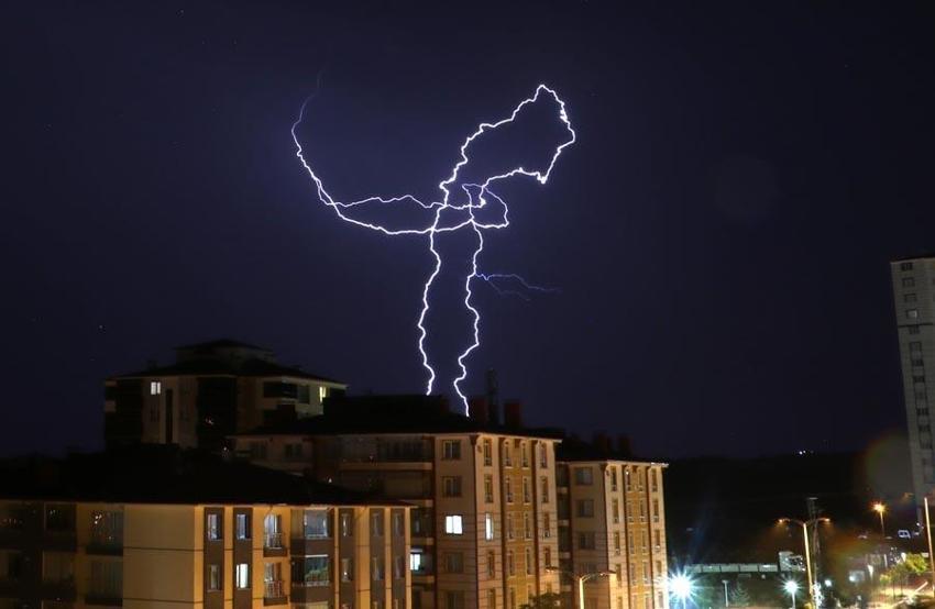 Karla karışık yağmur ve gök gürültülü sağanak yağışlar geliyor! Meteoroloji sel, su baskını, yıldırım, heyelan ve kuvvetli rüzgara karşı uyardı