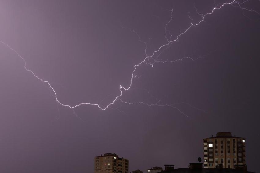 Karla karışık yağmur ve gök gürültülü sağanak yağışlar geliyor! Meteoroloji sel, su baskını, yıldırım, heyelan ve kuvvetli rüzgara karşı uyardı
