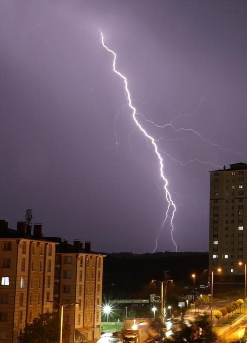 Karla karışık yağmur ve gök gürültülü sağanak yağışlar geliyor! Meteoroloji sel, su baskını, yıldırım, heyelan ve kuvvetli rüzgara karşı uyardı
