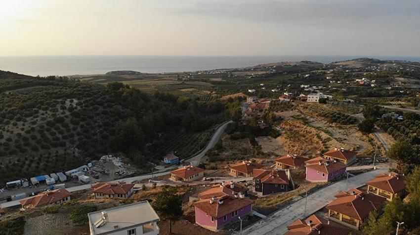 Hatay'da depremzedelere köy evleri teslim edildi