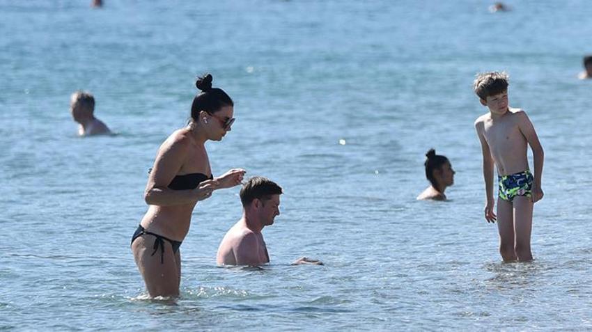 Antalya'da ekim ayında güneşlenip, denize girdiler