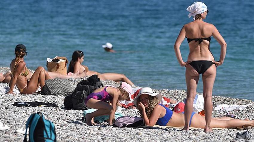 Antalya'da ekim ayında güneşlenip, denize girdiler