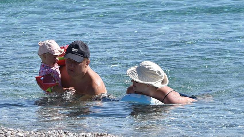 Antalya'da ekim ayında güneşlenip, denize girdiler
