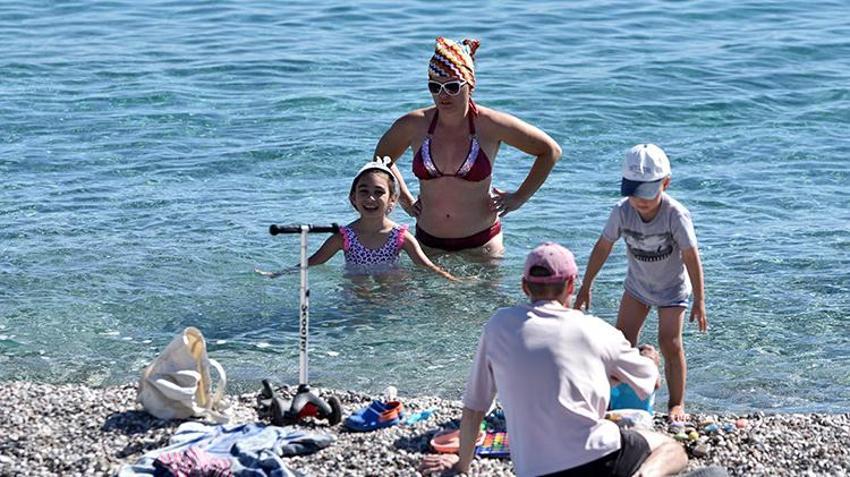 Antalya'da ekim ayında güneşlenip, denize girdiler