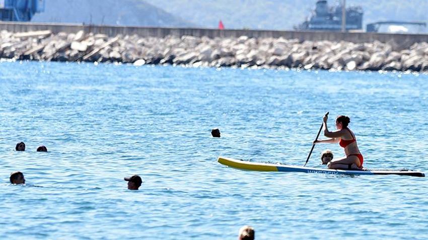 Antalya'da ekim ayında güneşlenip, denize girdiler