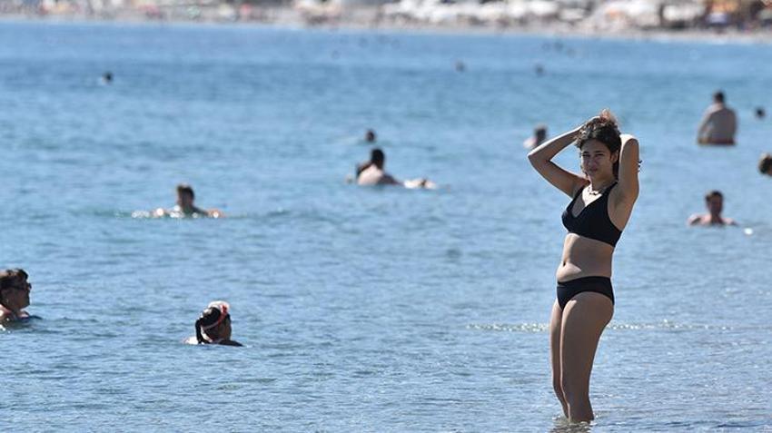 Antalya'da ekim ayında güneşlenip, denize girdiler