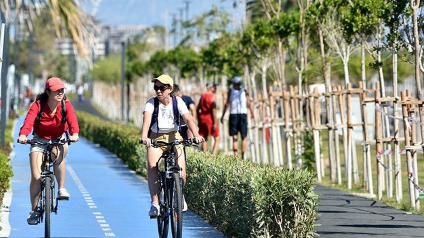 Antalya'da ekim ayında güneşlenip, denize girdiler