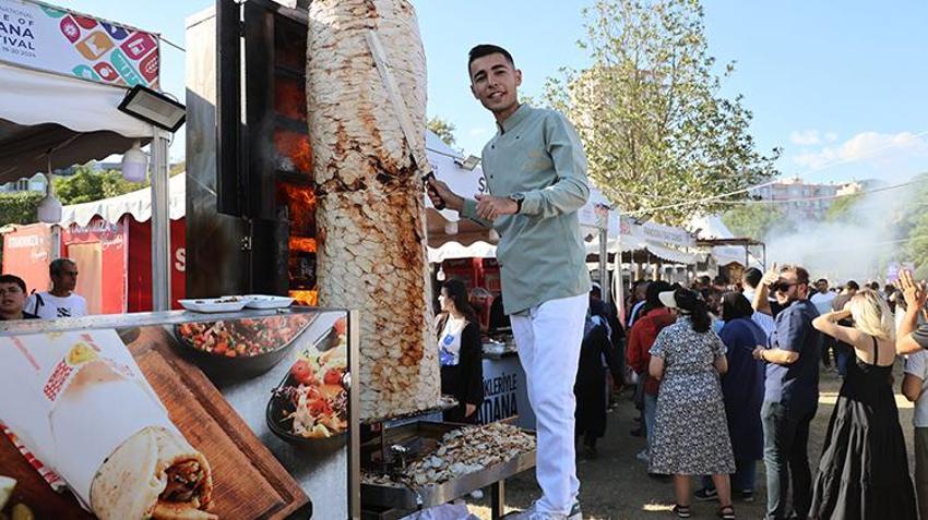 Hintli turistler Adana lezzetlerine hayran kaldı! Lezzet festivali devam ediyor