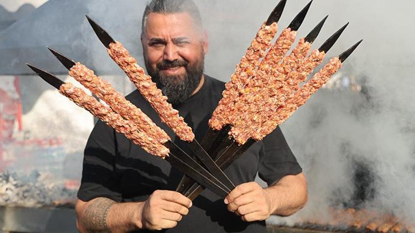 Hintli turistler Adana lezzetlerine hayran kaldı! Lezzet festivali devam ediyor