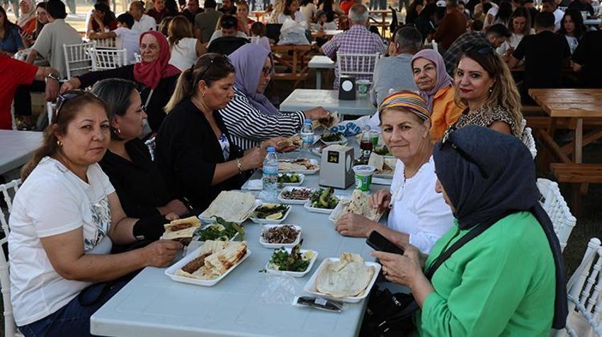 Hintli turistler Adana lezzetlerine hayran kaldı! Lezzet festivali devam ediyor