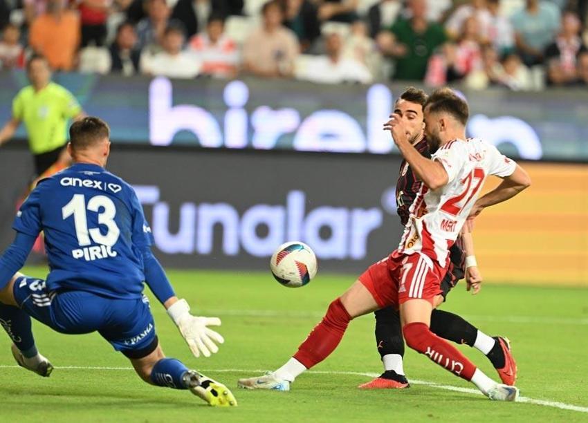 Antalyaspor Galatasaray maçında 3 puanı Icardi ve Osimhen getirdi