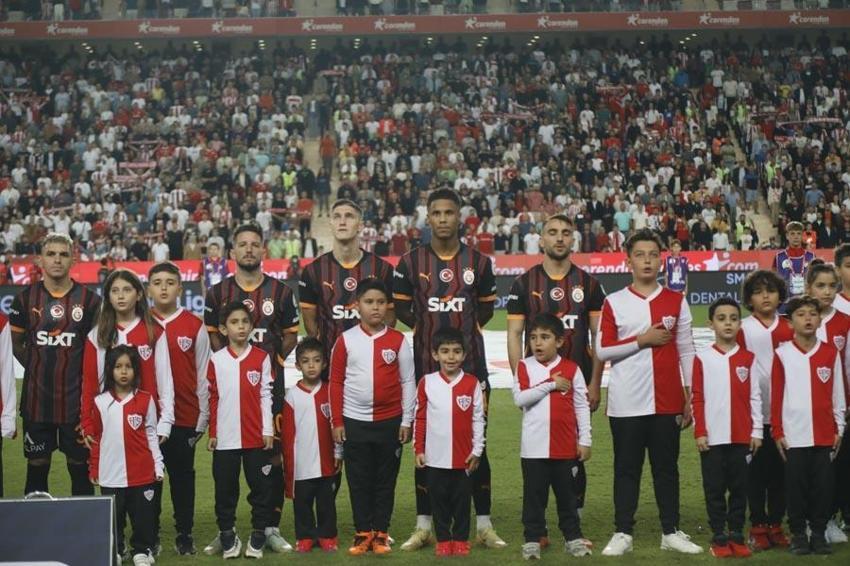 Antalyaspor Galatasaray maçında 3 puanı Icardi ve Osimhen getirdi