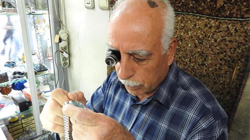 Gaziantep'te Beş metrekarelik dükkanında 60 yıldır zamana ayar veriyor