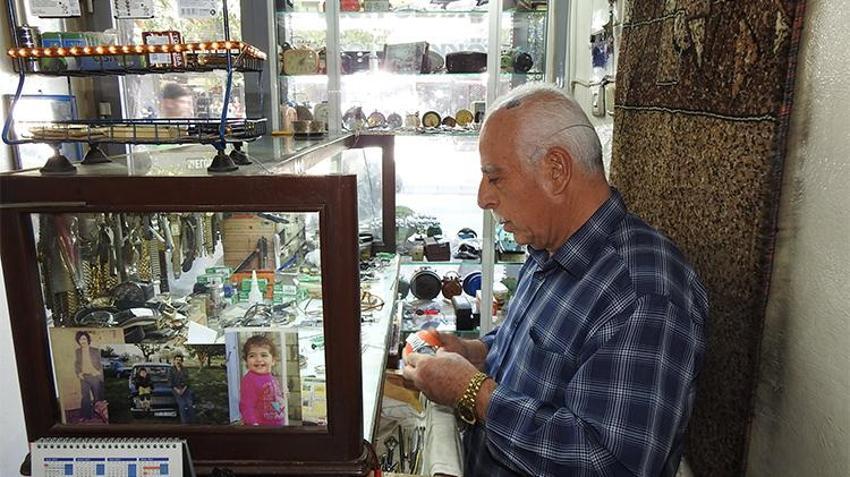 Gaziantep'te Beş metrekarelik dükkanında 60 yıldır zamana ayar veriyor