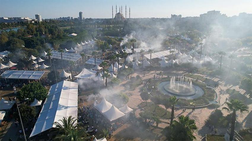 Adana'da kebap dumanları gökyüzünü kapladı! Kuyruğun sonu görünmedi