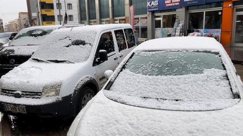 Lapa lapa kar erken bastırdı: İstanbul'un yanı başına kadar dayandı! Meteoroloji'den son dakika uyarısı geldi
