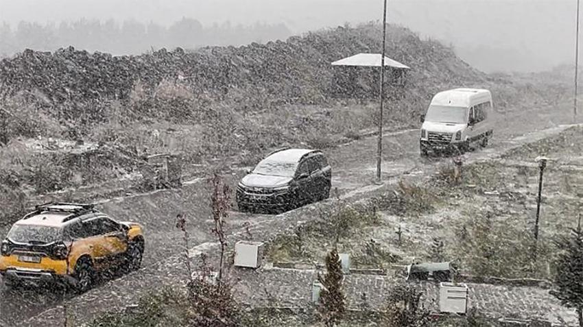 Lapa lapa kar erken bastırdı: İstanbul'un yanı başına kadar dayandı! Meteoroloji'den son dakika uyarısı geldi