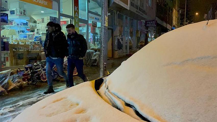 Lapa lapa kar erken bastırdı: İstanbul'un yanı başına kadar dayandı! Meteoroloji'den son dakika uyarısı geldi