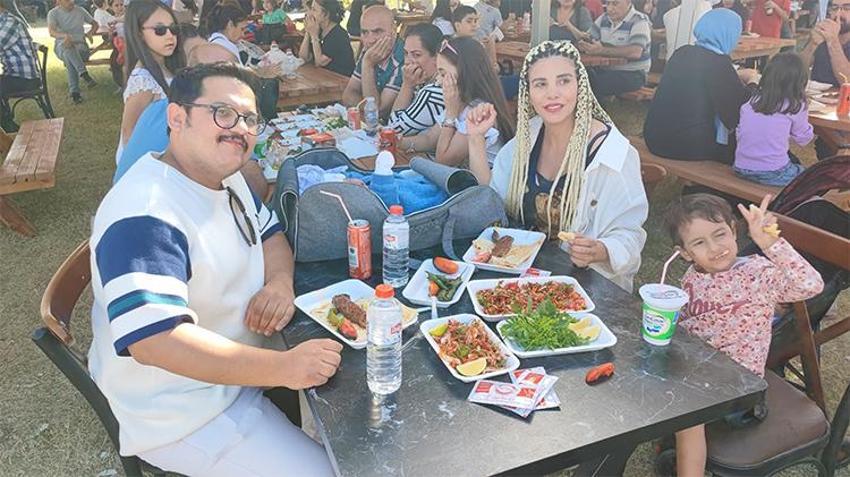 Festivalin en minik ziyaretçisi Adana kebap ile 15 günlükken tanıştı