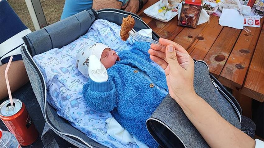 Festivalin en minik ziyaretçisi Adana kebap ile 15 günlükken tanıştı