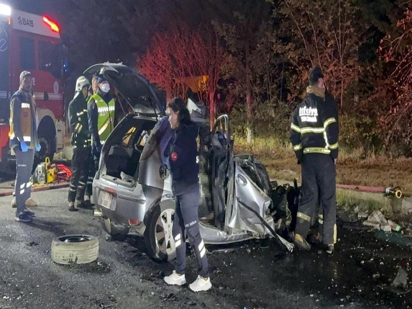 Tekirdağ’da iş makinesine çarpan otomobil alev aldı: 5 ölü