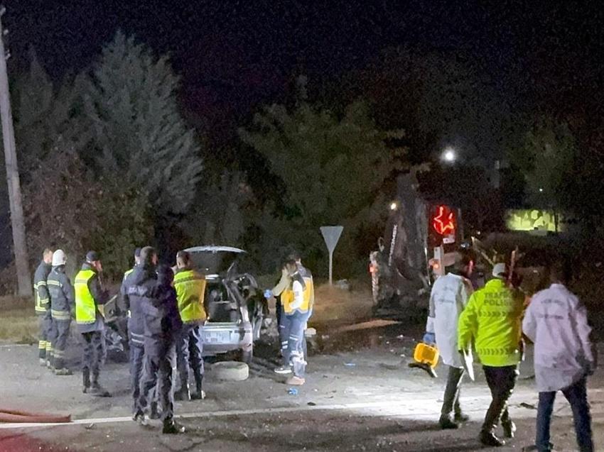 Tekirdağ’da iş makinesine çarpan otomobil alev aldı: 5 ölü