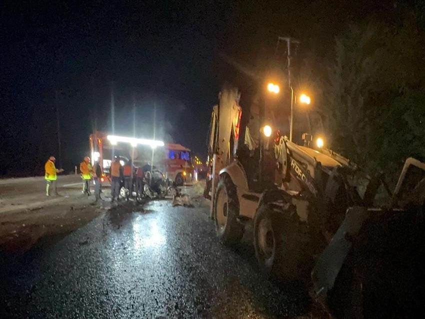 Tekirdağ’da iş makinesine çarpan otomobil alev aldı: 5 ölü