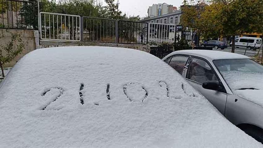 Lapa lapa kar erken bastırdı: İstanbul'un yanı başına kadar dayandı! Meteoroloji'den son dakika uyarısı geldi