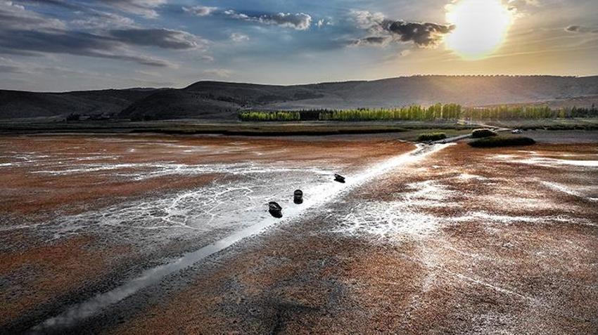 Konya'da suları çekilen gölde balıkçı tekneleri karaya oturdu! Balıkçılar tedirgin