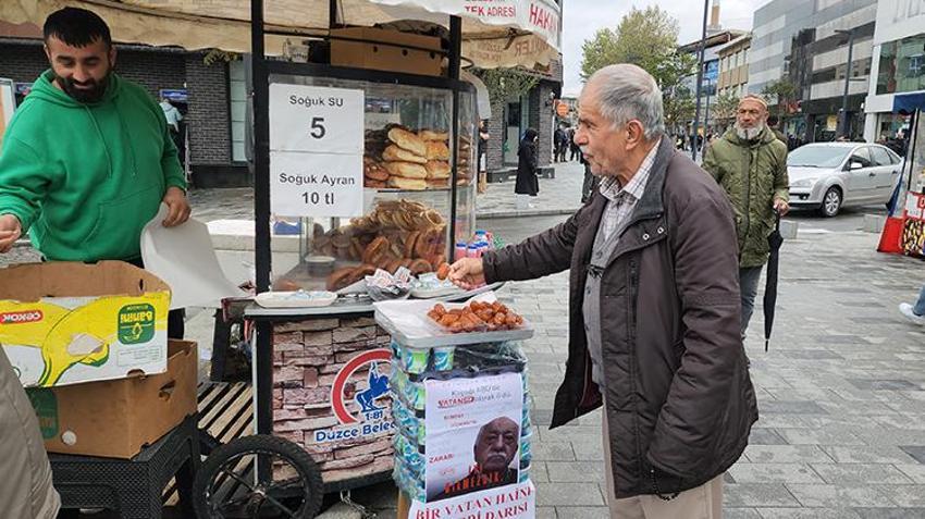 Düzce'de seyyar tezgahına ‘Vatan haini geberdi’ yazısı asıp tatlı dağıttı