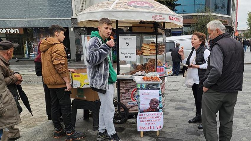 Düzce'de seyyar tezgahına ‘Vatan haini geberdi’ yazısı asıp tatlı dağıttı