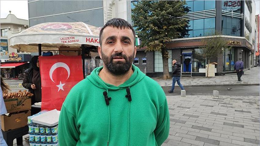 Düzce'de seyyar tezgahına ‘Vatan haini geberdi’ yazısı asıp tatlı dağıttı