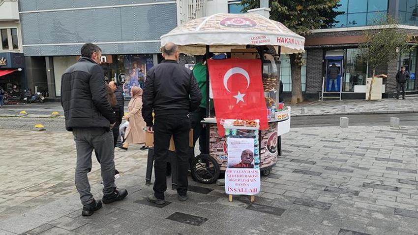 Düzce'de seyyar tezgahına ‘Vatan haini geberdi’ yazısı asıp tatlı dağıttı