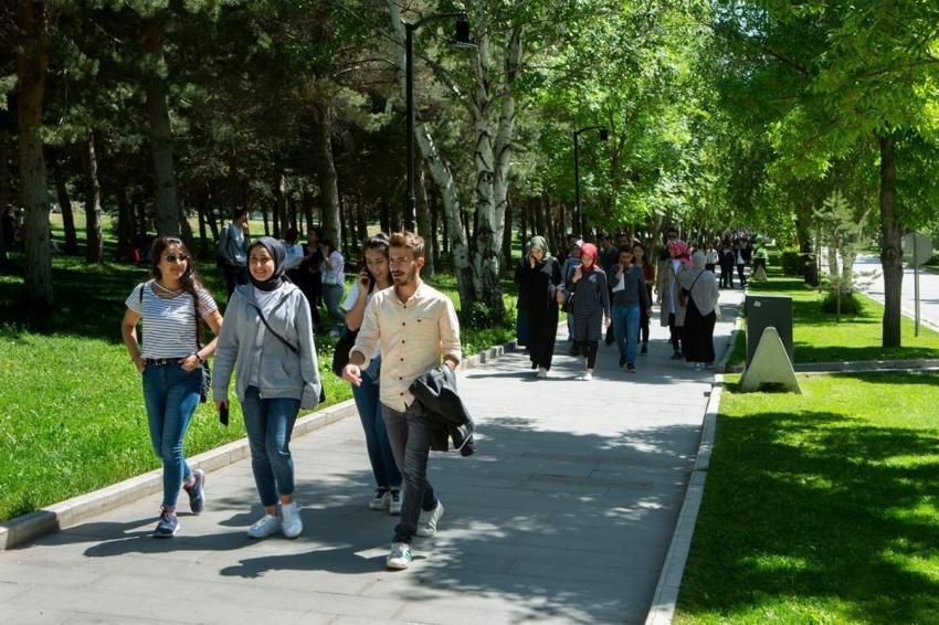 Türkiye'de bir üniversite var ki öğrenci sayısı 50 ilin nüfusundan fazla!
