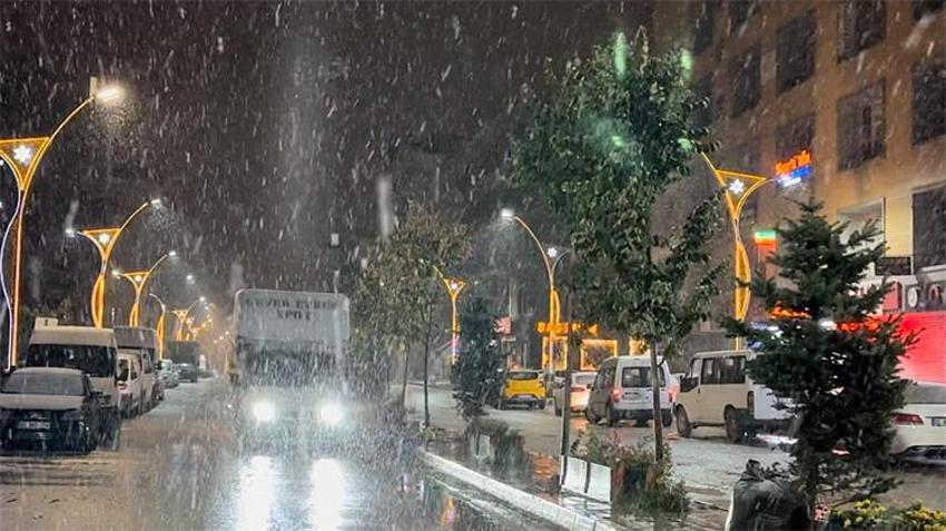 Lapa lapa kar yağışı başladı, her yer beyaza büründü! Onlarca il için yeni uyarı geldi 