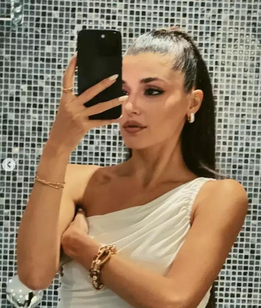 Hande Erçel'den aynalı pozlar! Instagram'da beğeni yağdı
