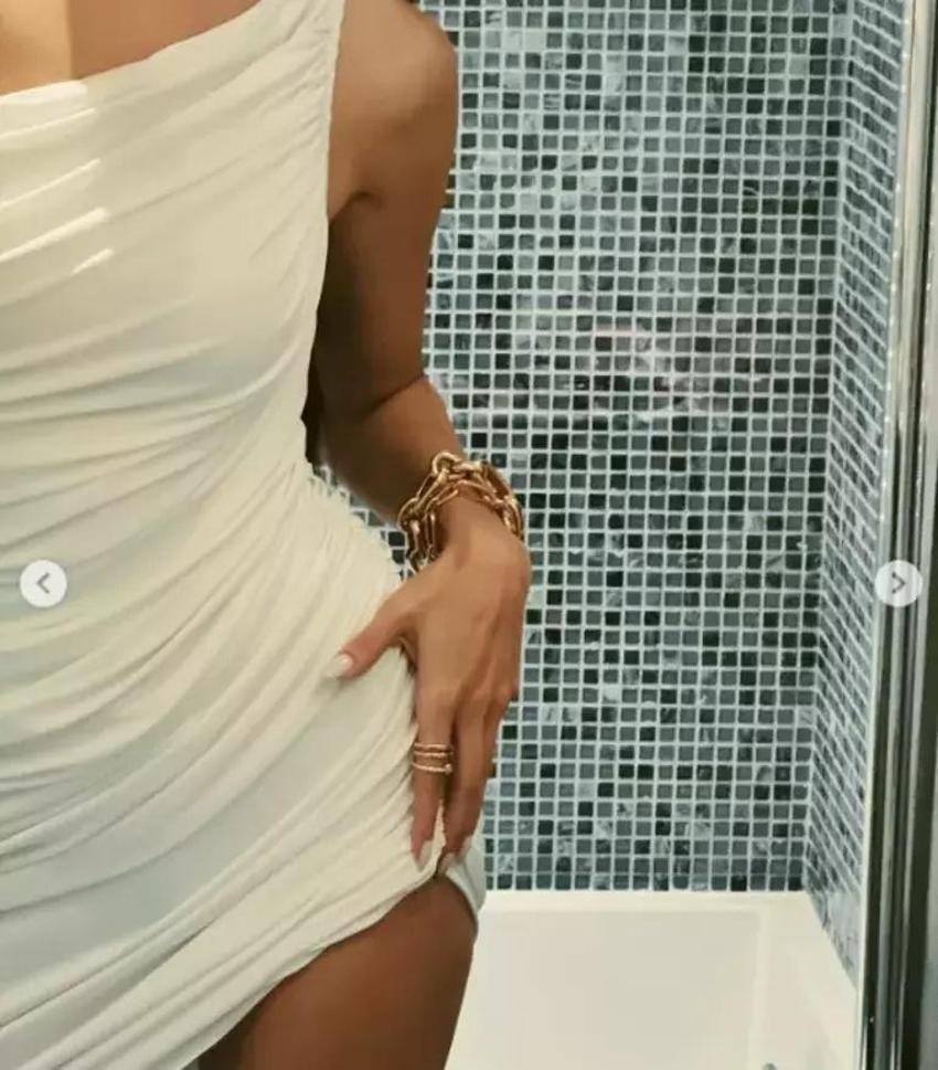 Hande Erçel'den aynalı pozlar! Instagram'da beğeni yağdı
