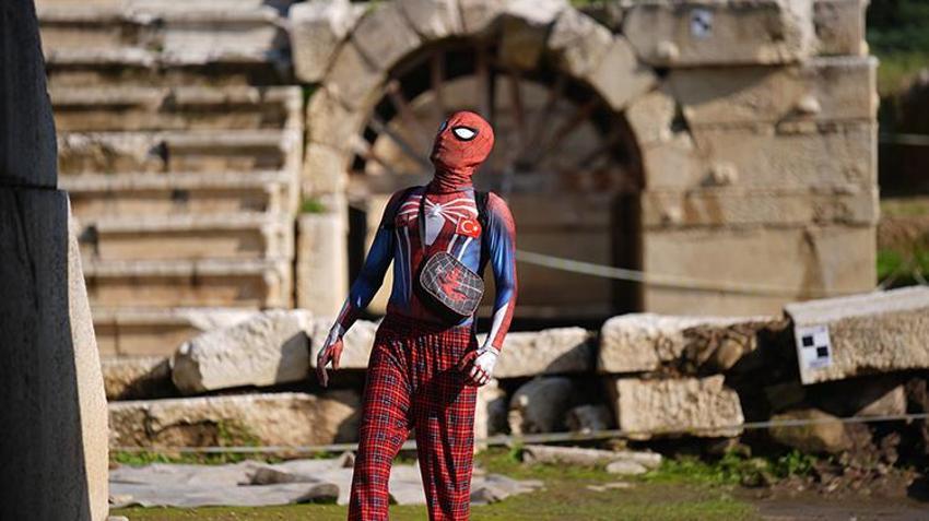 'Örümcek Adam' Düzce'de antik kenti renklendirdi