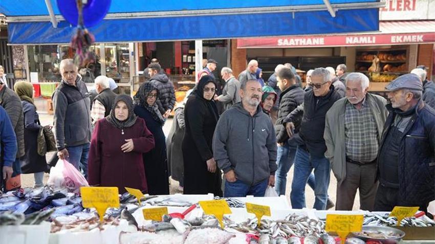 Fırtına dindi, balık fiyatları düştü, tezgahlar şenlendi