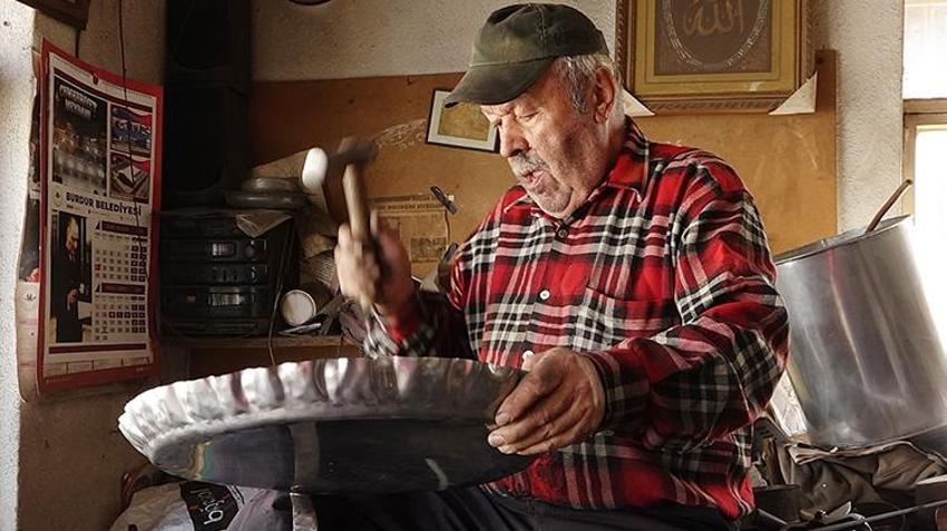 Burdur'da 67 yıllık bakırcı, günde 10 saat çalışıp, binlerce çekiç sallıyor