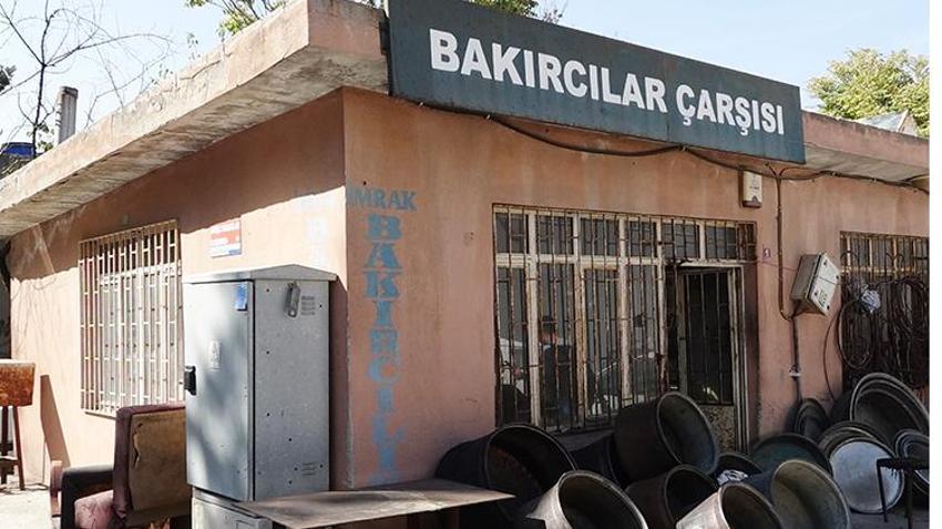 Burdur'da 67 yıllık bakırcı, günde 10 saat çalışıp, binlerce çekiç sallıyor
