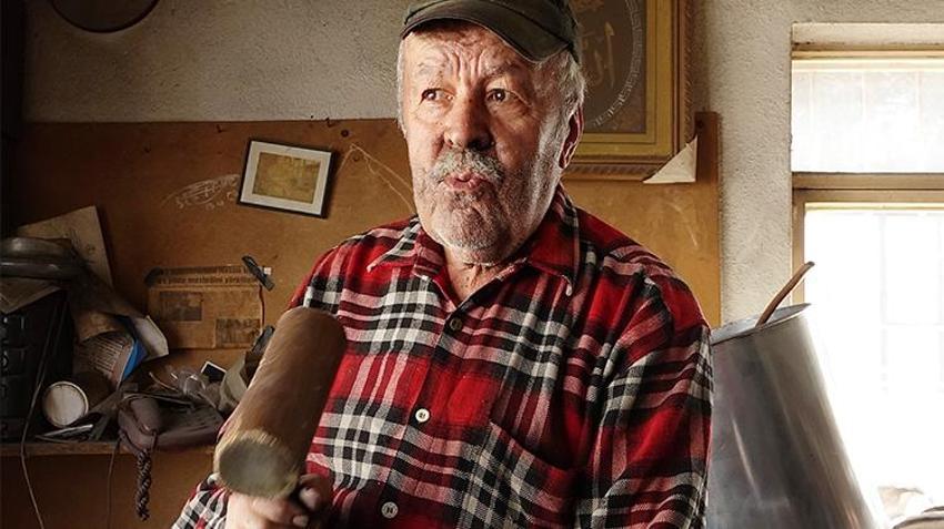 Burdur'da 67 yıllık bakırcı, günde 10 saat çalışıp, binlerce çekiç sallıyor