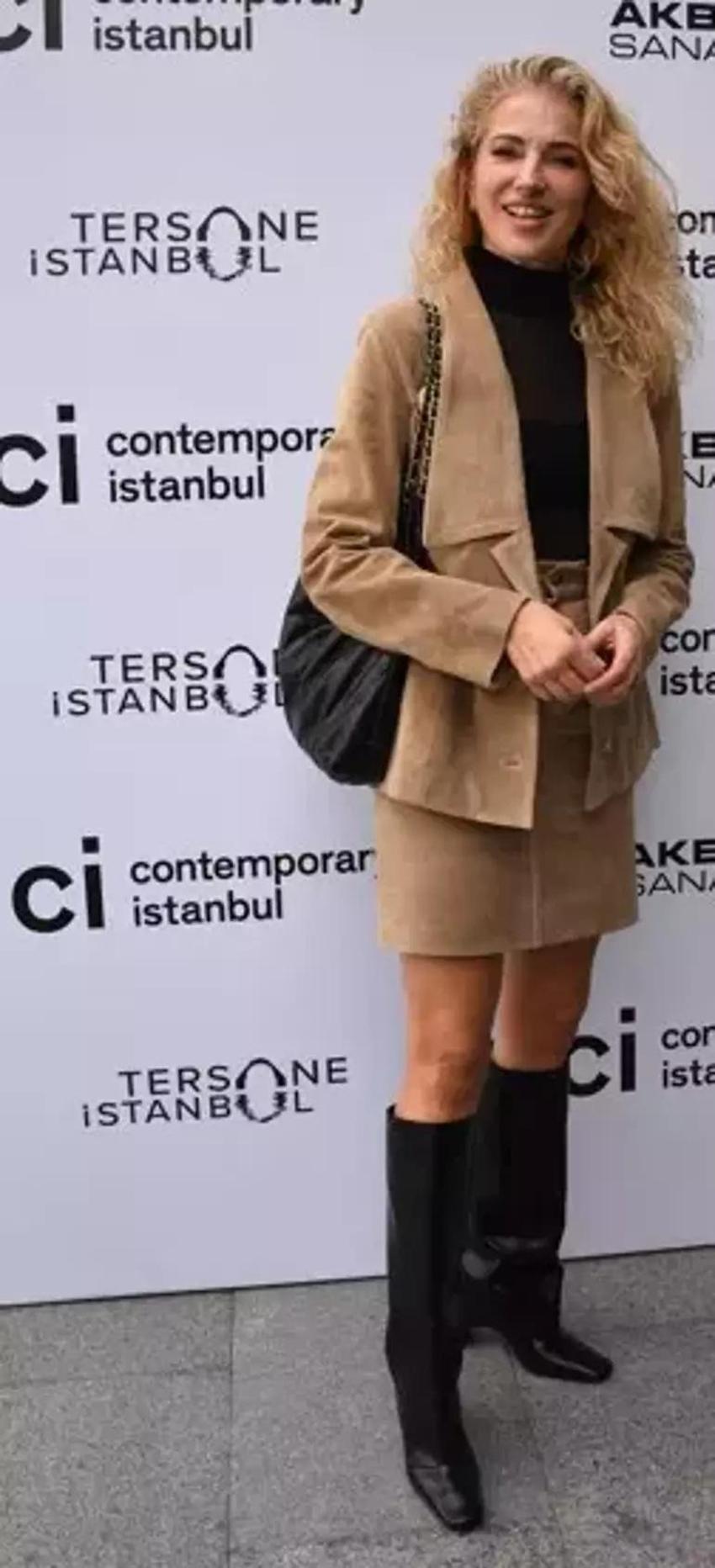 Burcu Esmersoy galerisi! 'Evimde boş duvar kalmadı'