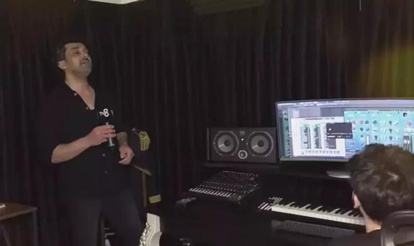 Popstar Bayhan tam bir koleksiyoner çıktı! İmajını değiştiren Bayhan villasının kapılarını açtı